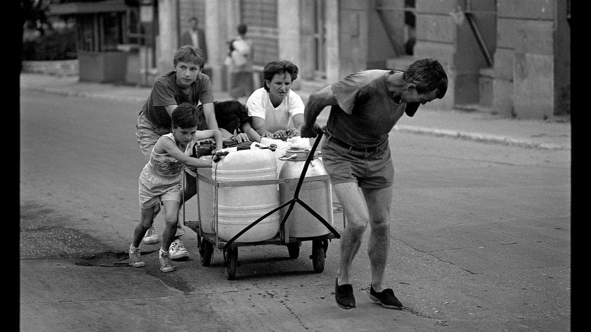 
                                                                                                                                     La crónica alternativa del sitio de Sarajevo: cruda belleza en la guerra cotidiana
                                                                                                                                 