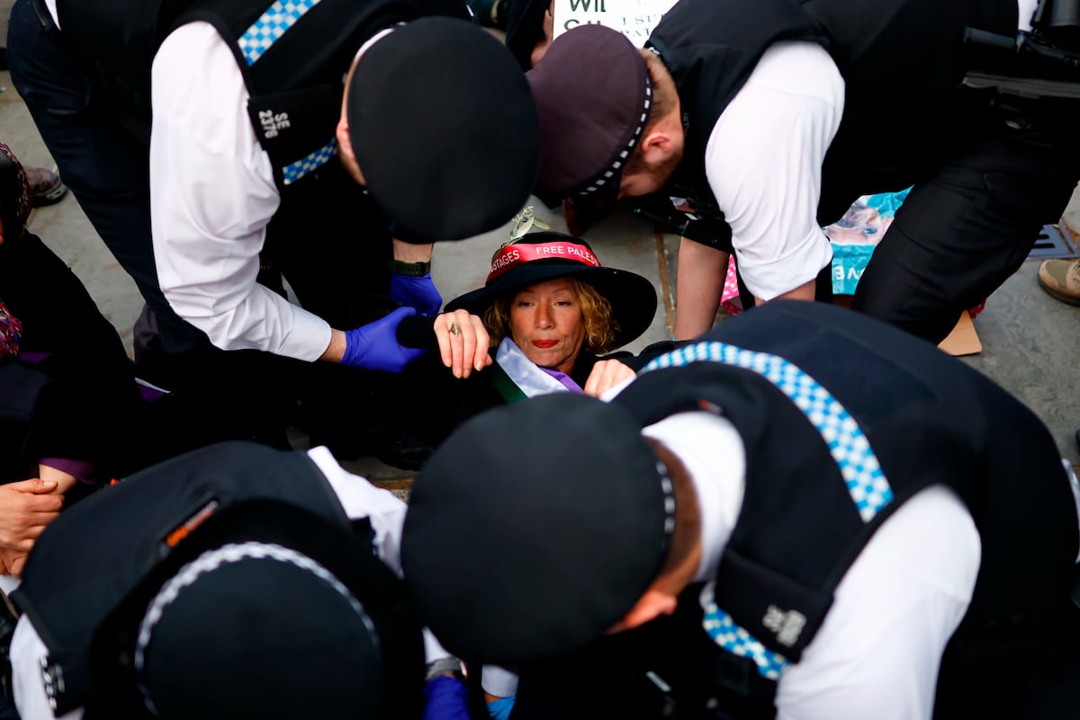 La policía británica desafía la sentencia del Tribunal Supremo y arresta a medio millar de simpatizantes de Acción Palestina