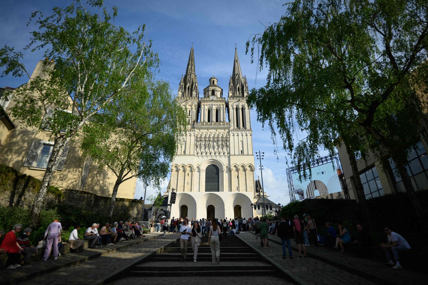 Une galerie contemporaine greffée à l’entrée d’une cathédrale ? A Angers, le pari étonnant de l’architecte Kengo Kuma
