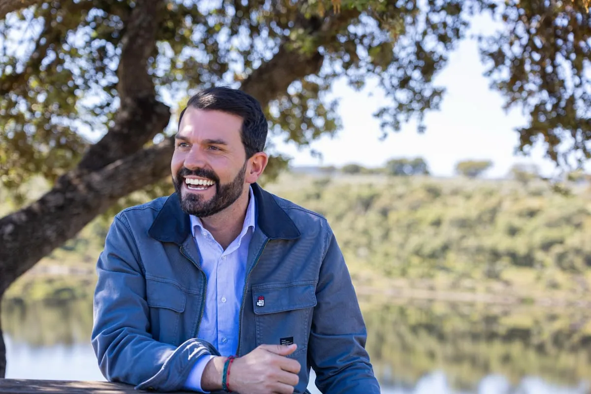 Alcalde de pueblo, hábil en redes, padre desde hace 15 días: así es el nuevo líder del PSOE extremeño