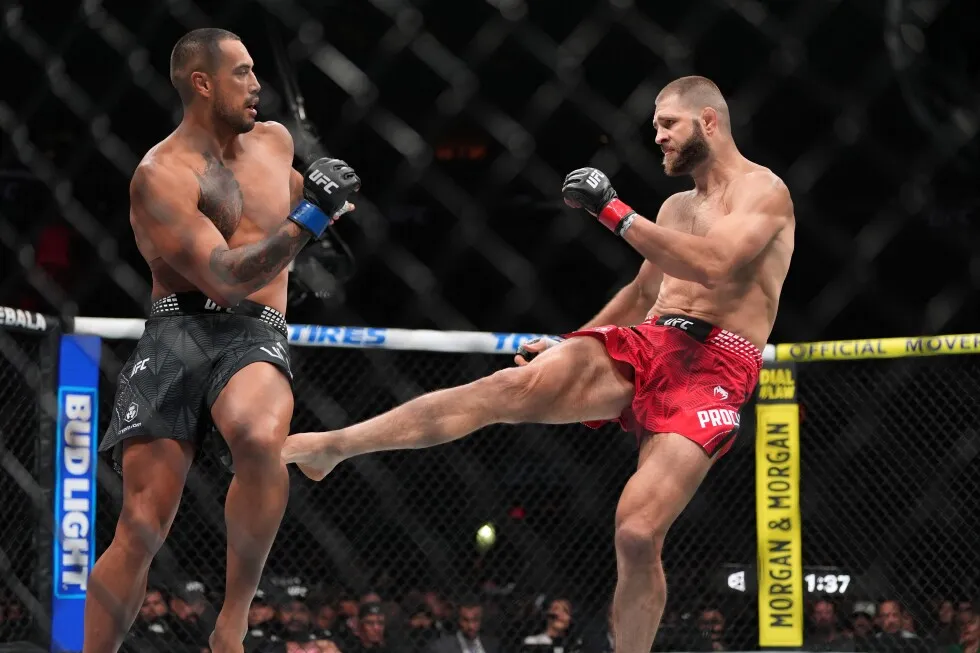 Ulberg delivers first-round KO to win light heavyweight belt as Trump takes spotlight at UFC 327