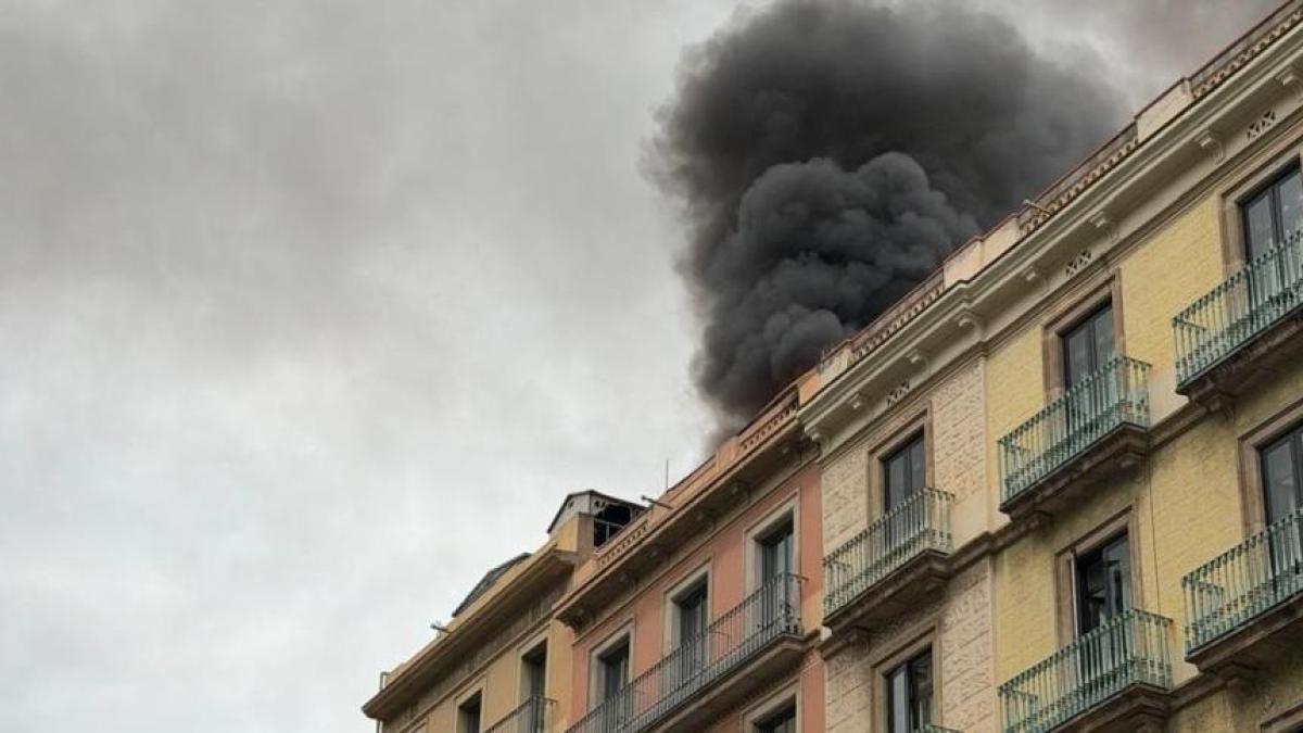 
                                               Espectacular incendio en un edificio céntrico de Barcelona
                                           