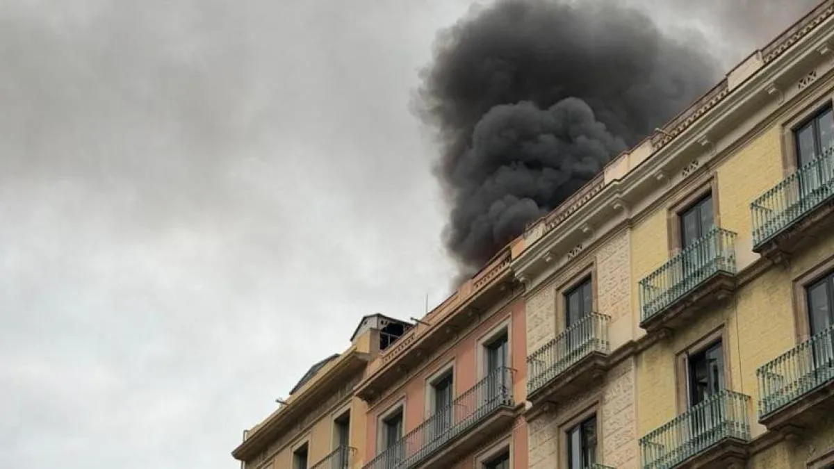 
                                               Espectacular incendio en un edificio céntrico de Barcelona
                                           