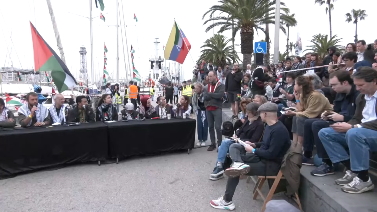 
                                                                                                La flotilla humanitaria hacia Gaza aplaza su salida por el mal tiempo
                                                                                            