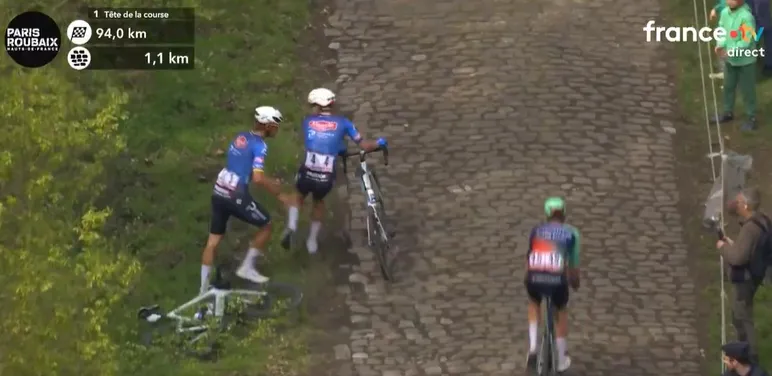 Paris-Roubaix : en vidéo, Mathieu van der Poel perd (très) gros dans la Trouée d’Arenberg