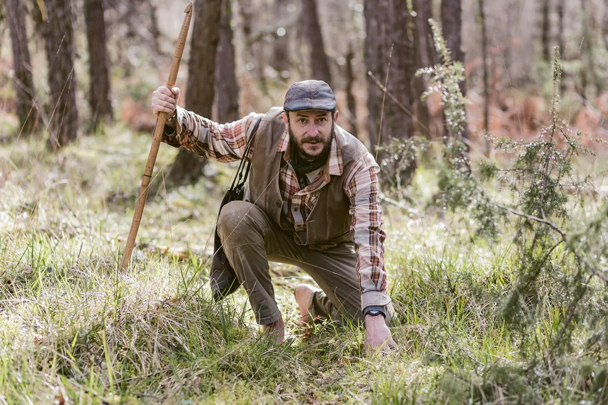 Francis Collie, pisteur animalier : « D’après vous, c’est une empreinte fraîche ou non ? Mettez vos doigts… Vous sentez ? »