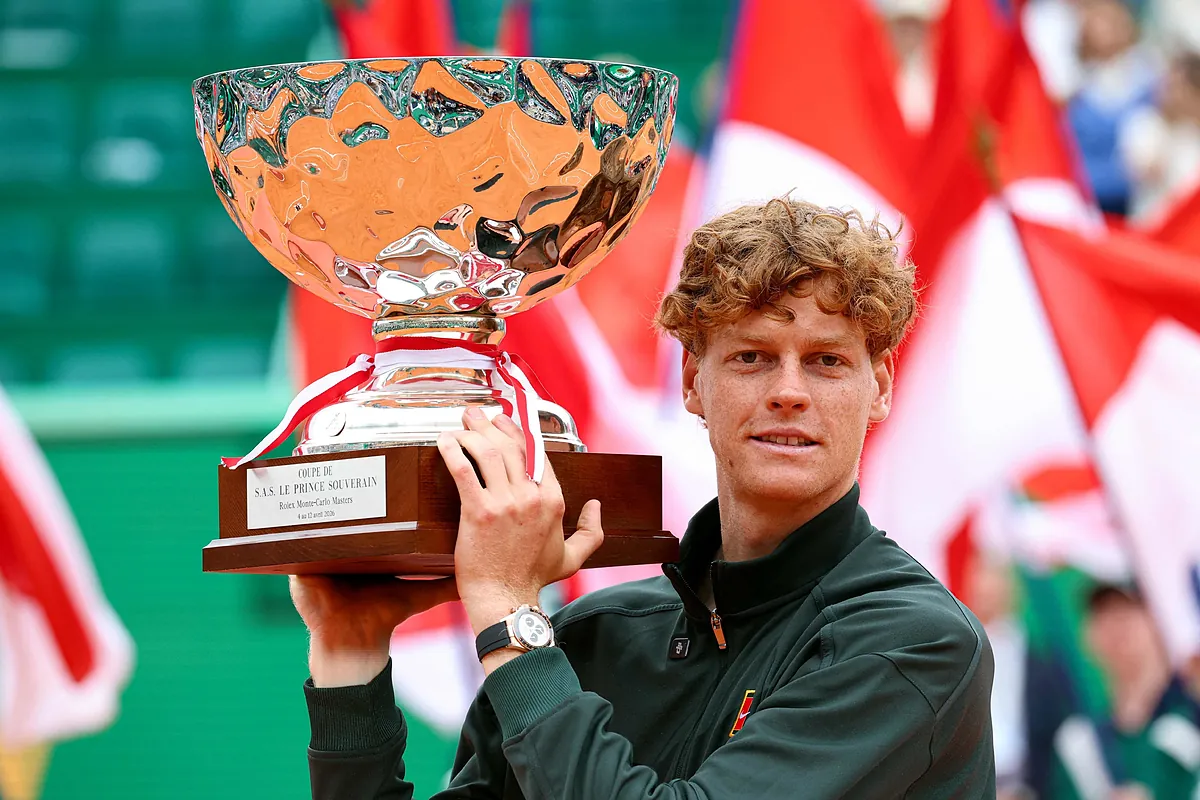 Sinner derrota a Alcaraz en Montecarlo, levanta su primer trofeo grande en tierra batida y recupera el número uno