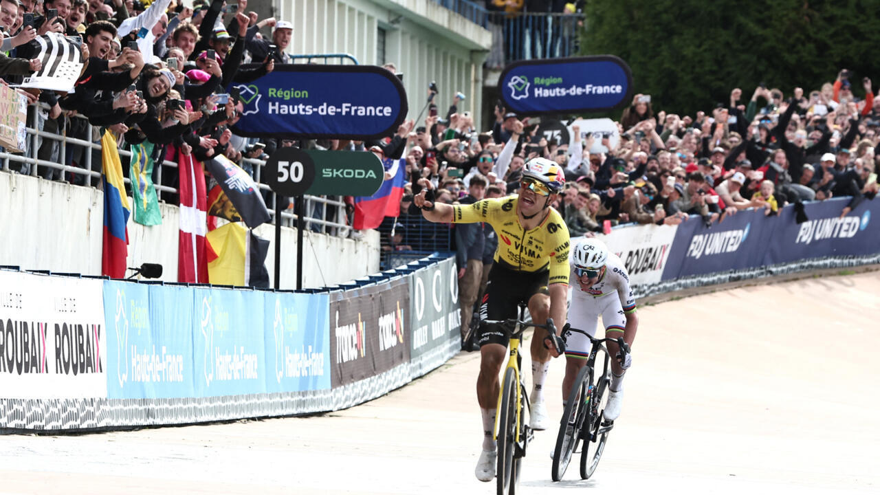 Cyclisme: Wout Van Aert dompte Tajed Pogacar au sprint et remporte son premier Paris-Roubaix