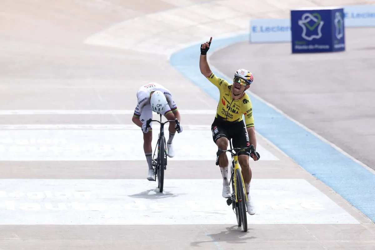 Wout van Aert frustre Tadej Pogacar et remporte son premier Paris-Roubaix, la consécration d’un « malchanceux » dans une « course chaotique »