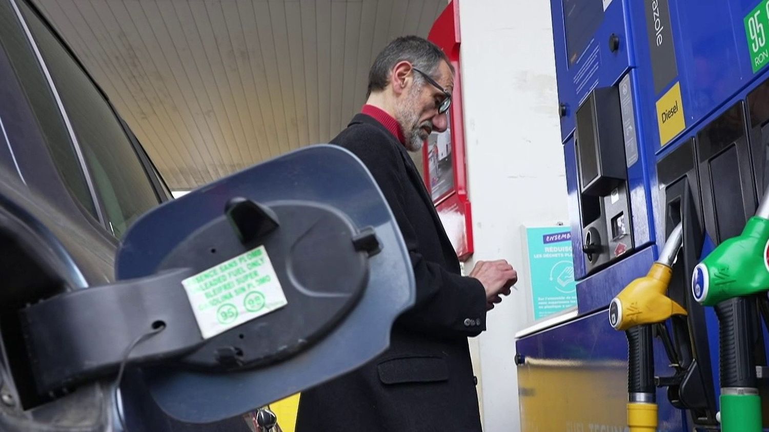 "On fait avec, on n'a pas trop le choix" : enquête sur les prix à la pompe qui ne baissent pas