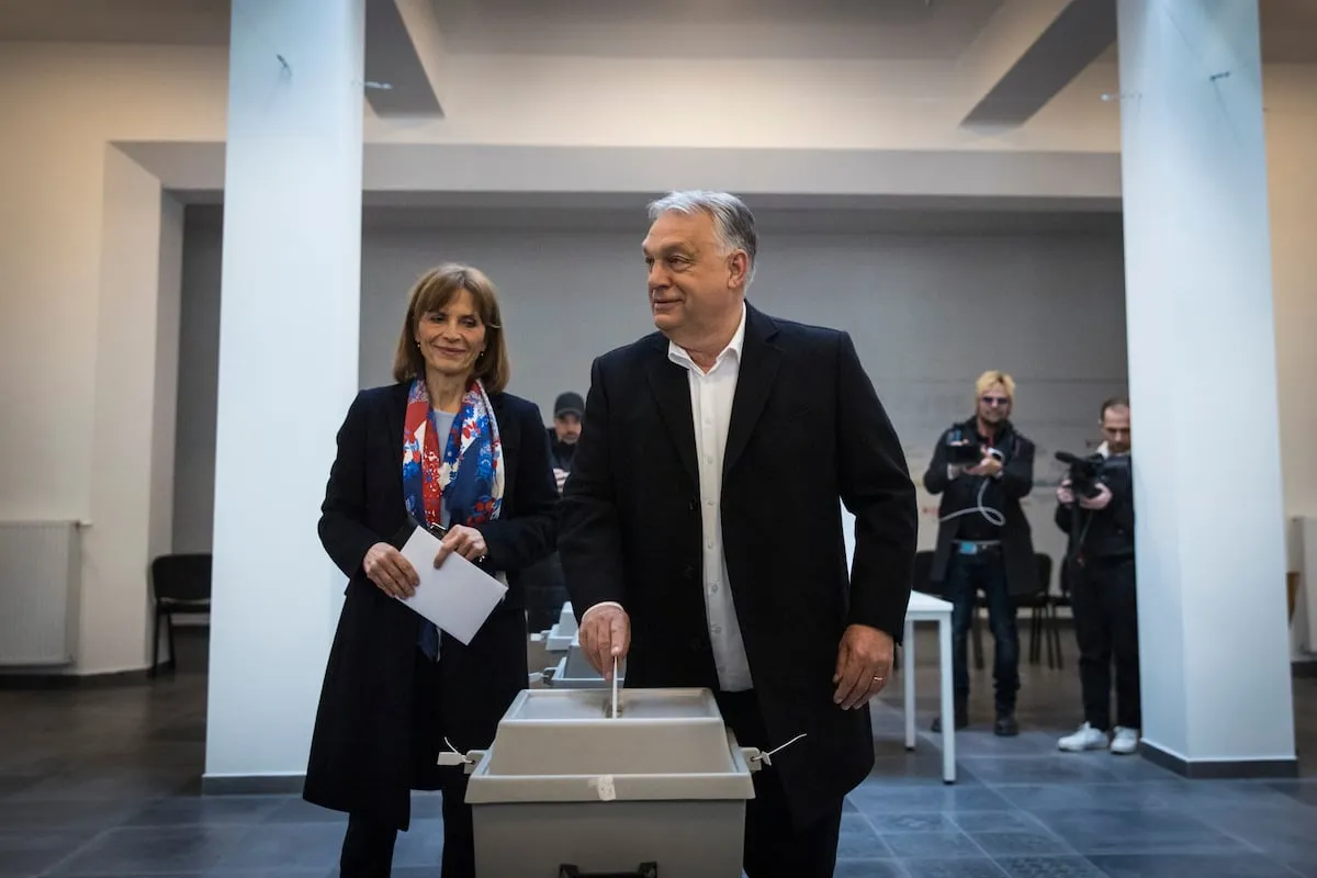 El líder opositor Péter Magyar arrasa en las elecciones en Hungría y pone fin a los 16 años de la era Orbán, que admite su derrota