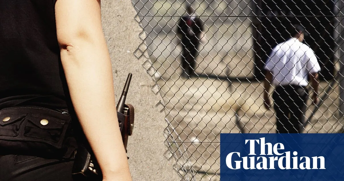 All Australian immigration detainees to be handcuffed while travelling, US company says after spate of escapes