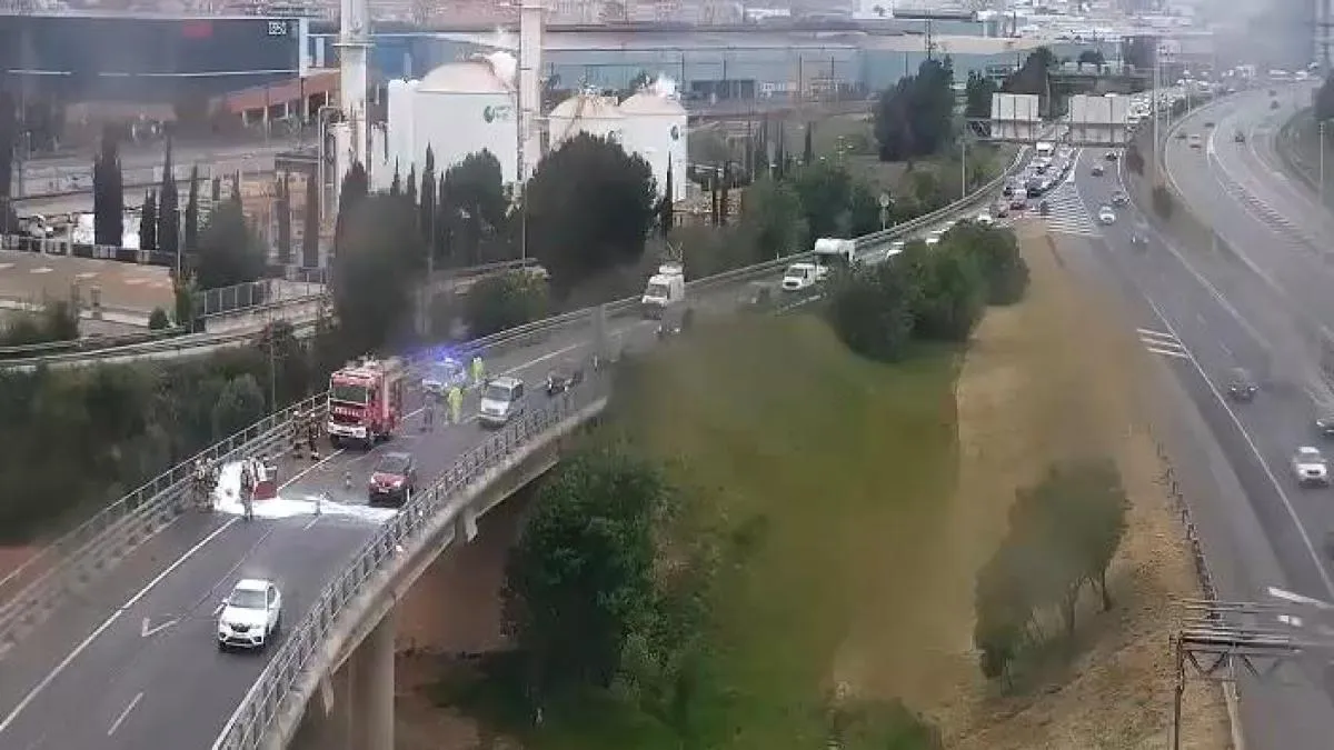 Cortada la AP-7 en El Papiol en dirección Girona por un coche incendiado
