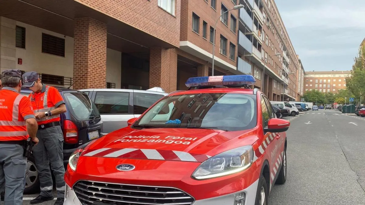 
                                                                                                              Detenido un hombre tras la muerte de una mujer que se precipitó de un edificio en Pamplona
                                                                                                          