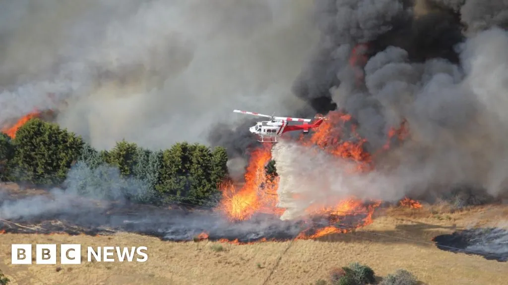 Australians brace for 'property loss or worse' as bushfires destroy homes