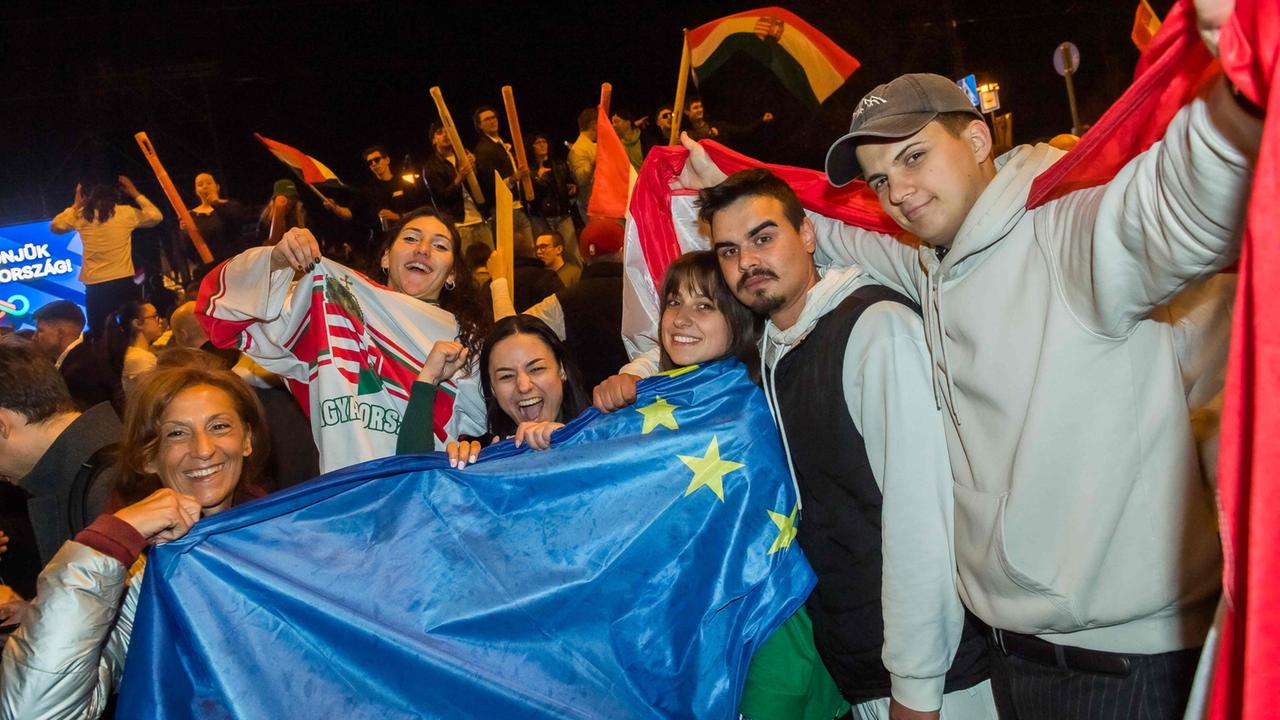 Orban in Ungarn abgewählt: Budapest feiert Wahlsieger Magyar