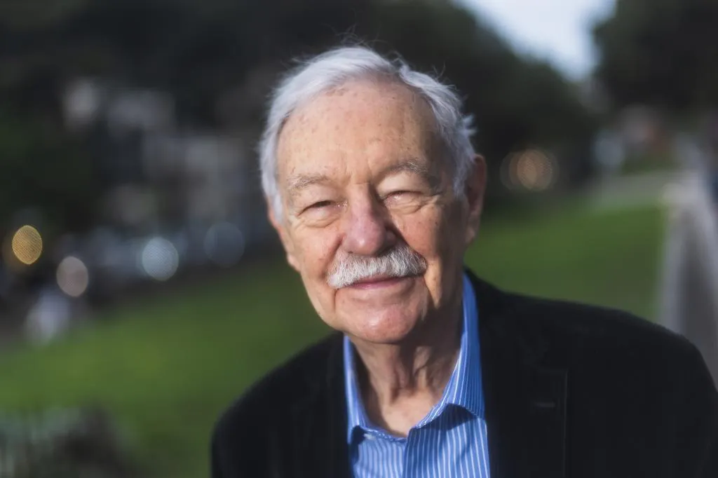 Eduardo Mendoza: "Cada uno nace con una tara genética y la de España es la corrupción. ¿Quién va a leer mi libro si cuando pones las noticias te encuentras con lo más absurdo y lo más divertido?"