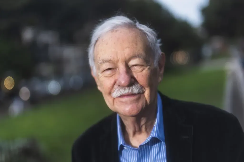 Eduardo Mendoza: "Cada uno nace con una tara genética y la de España es la corrupción. ¿Quién va a leer mi libro si cuando pones las noticias te encuentras con lo más absurdo y lo más divertido?"