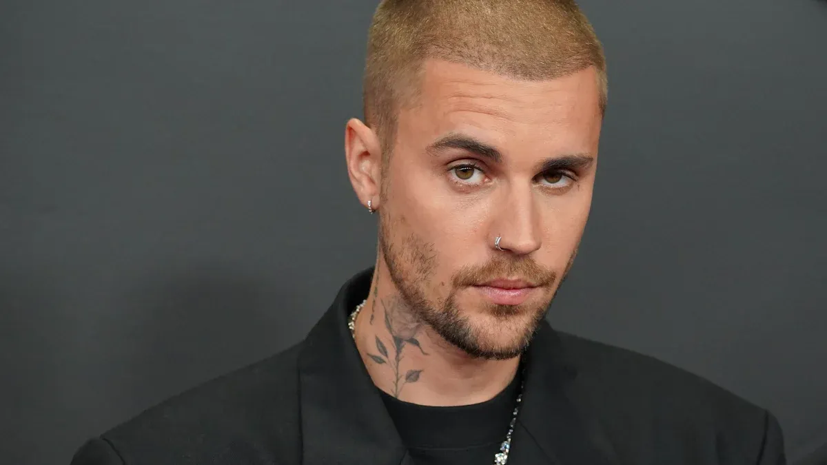 Leute: Justin Bieber zeigt auf der Bühne ein RTL-Video