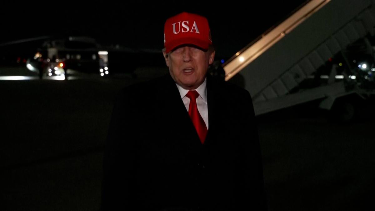 
                Trump ataca a León XIV, crítico con la guerra de Irán, por ser “débil” y “terrible” en política exterior
            