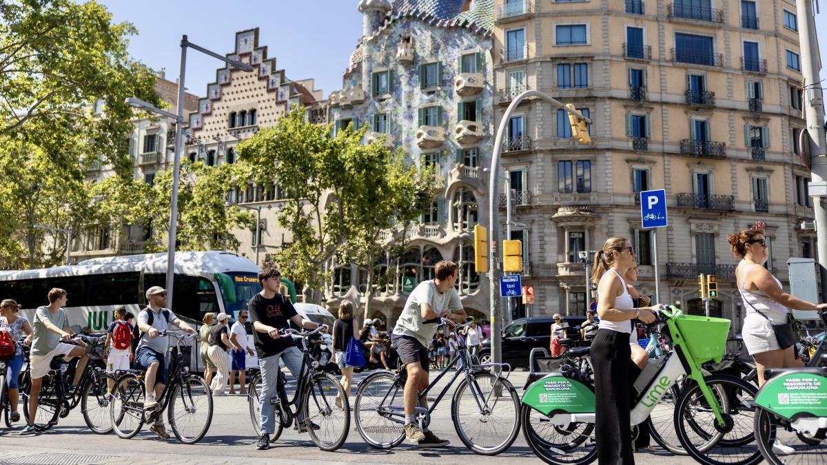 
                    Los hoteles se preparan para otro verano de récord pese a la guerra
                