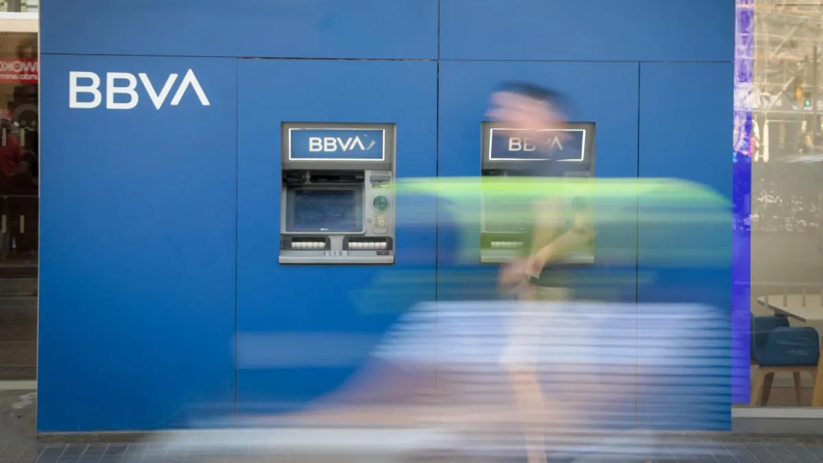 
                                                         ¿1.200 euros o una consola de regalo por cambiar de banco? Examen a las ofertas de las entidades
                                                     