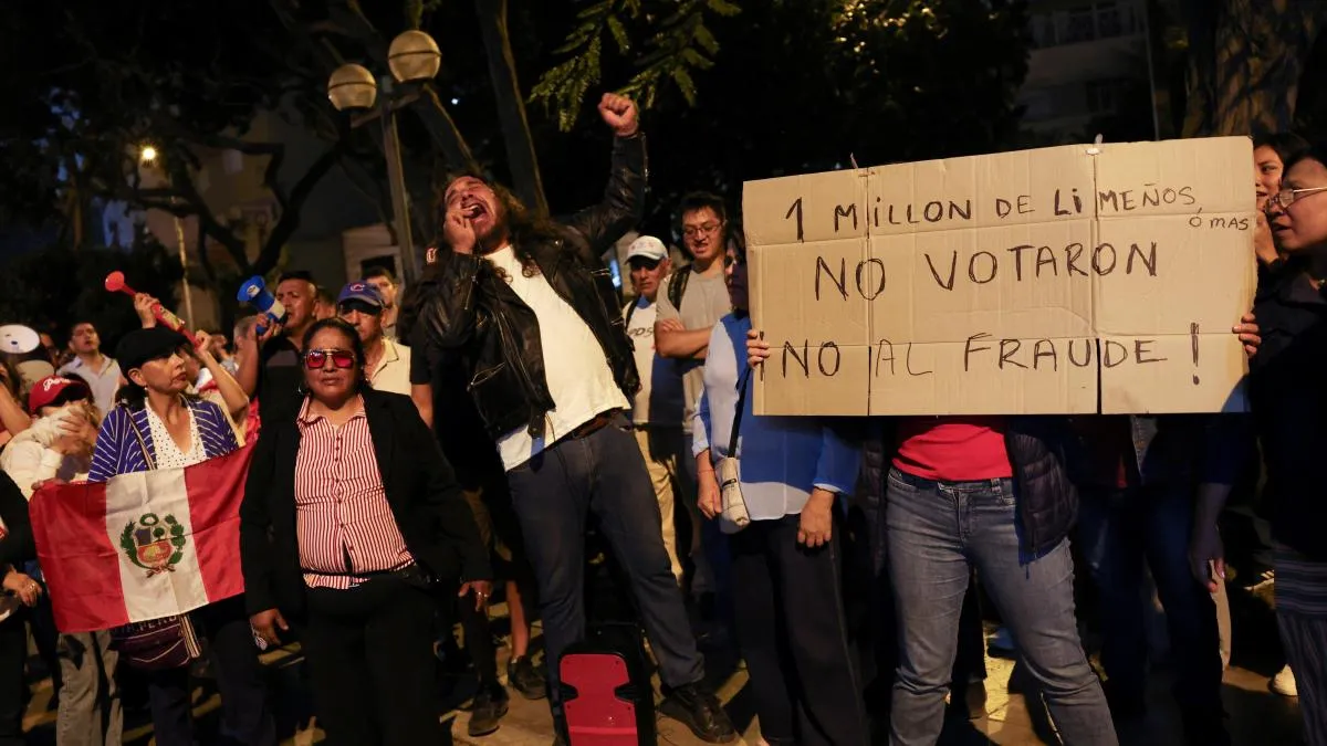 
                                                                           Perú amplía un día la votación de una jornada electoral con ventaja para Fujimori y López Aliaga
                                                                       