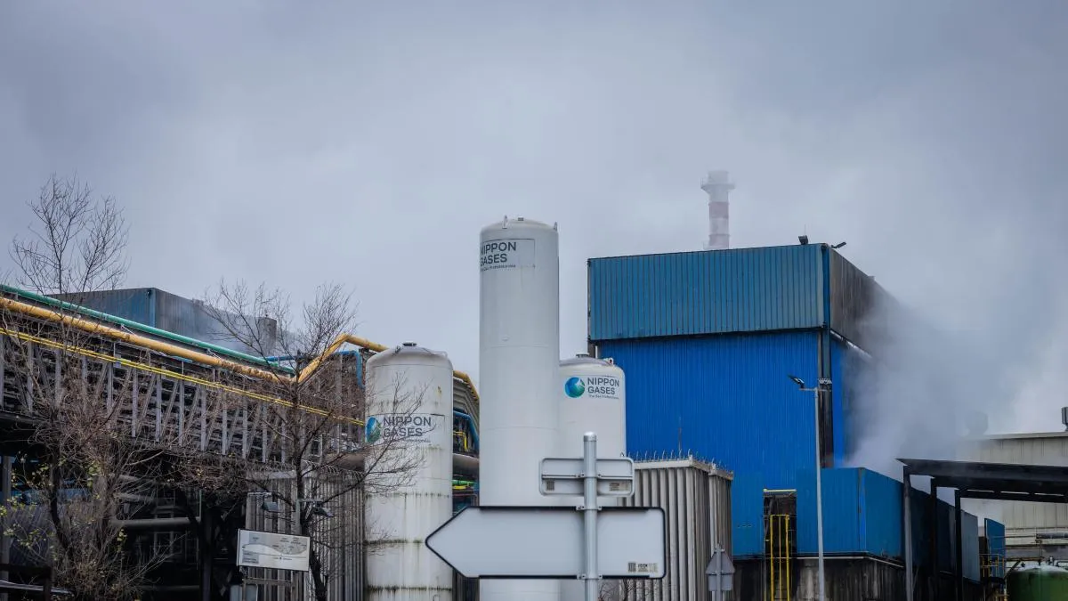 
                                                                                        La gran industria ya sufre sobrecostes de hasta el 25% por el conflicto
                                                                                    