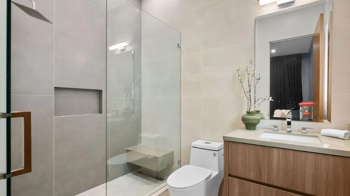 
                                                                                           Ni mampara corredera, ni cortina: la solución práctica y fácil de instalar para duchas
                                                                                       