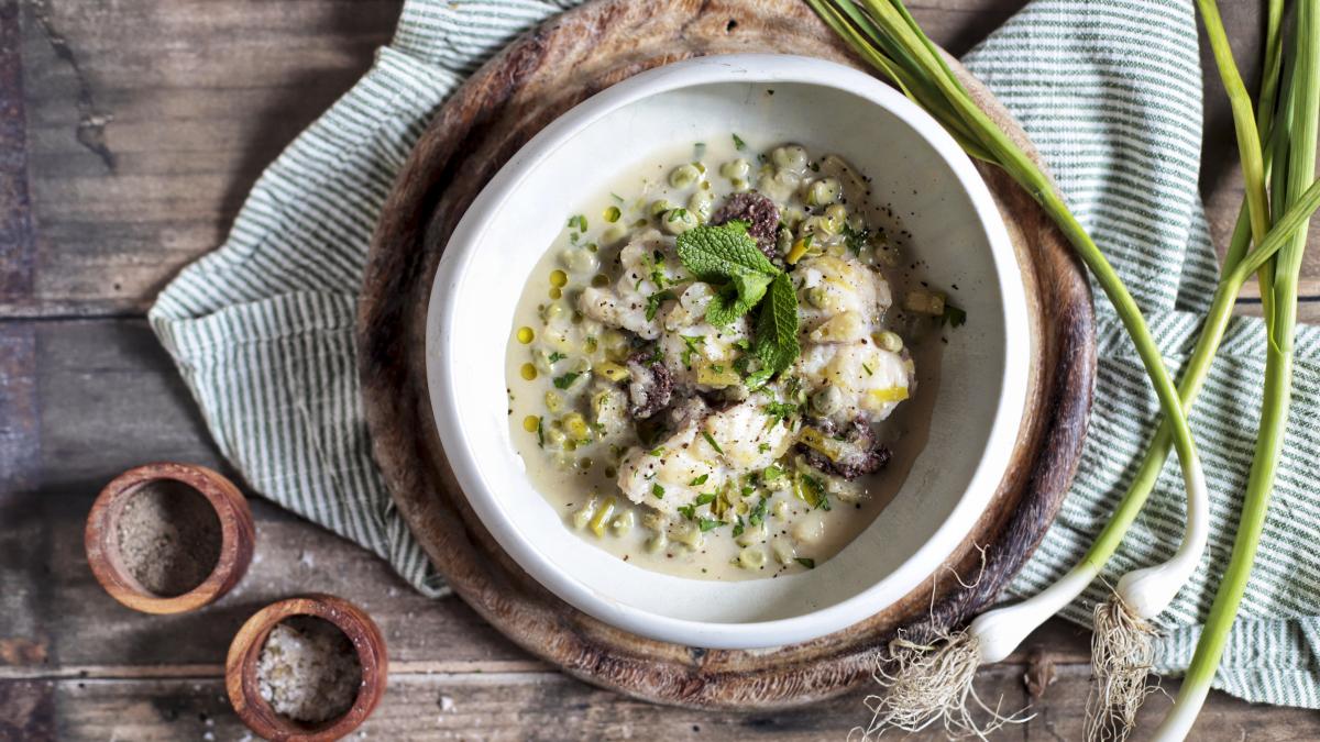 
                                                                                                                                                Cocina rape con habitas y butifarra negra en un guiso suave y aromático
                                                                                                                                            
