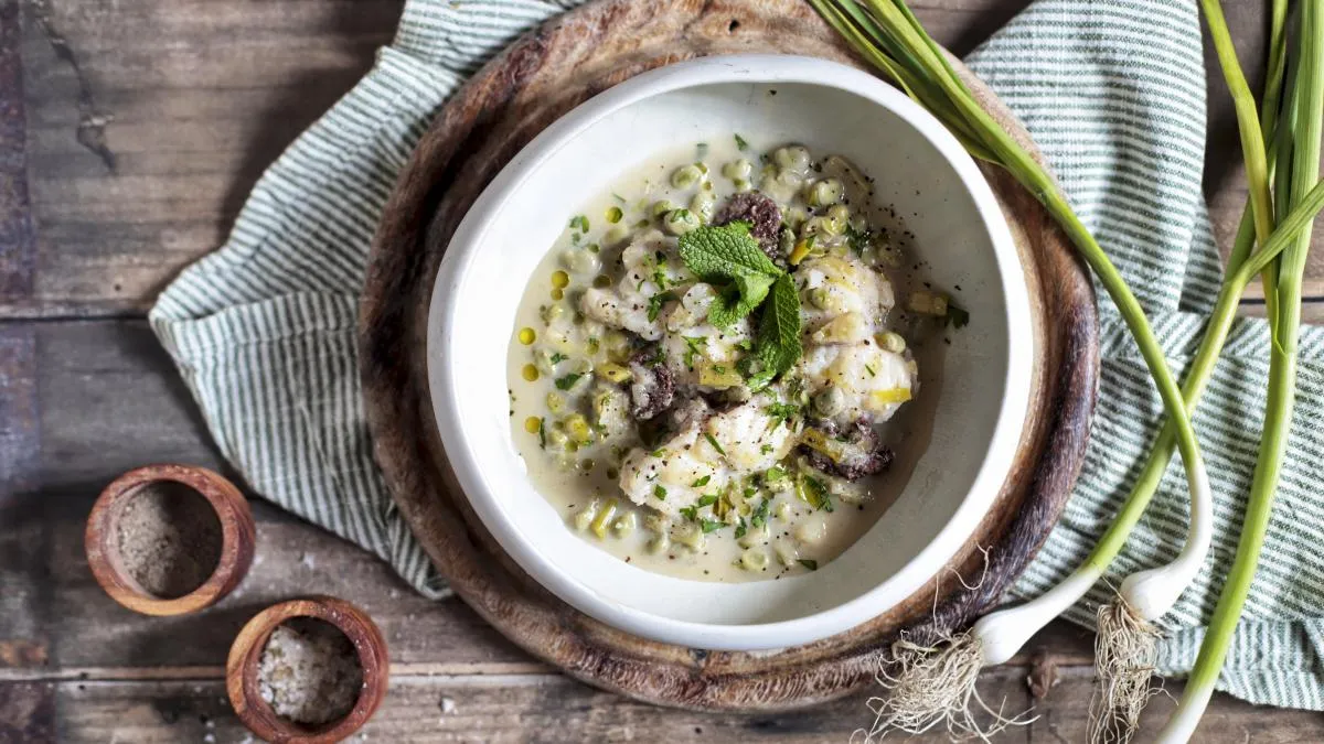 
                                                                                                                                                Cocina rape con habitas y butifarra negra en un guiso suave y aromático
                                                                                                                                            