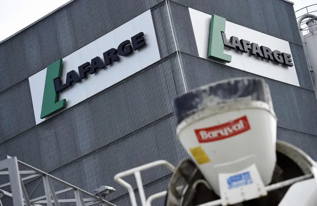 Condenan a prisión al ex director general de cementera francesa Lafarge por financiar a yihadistas en Siria