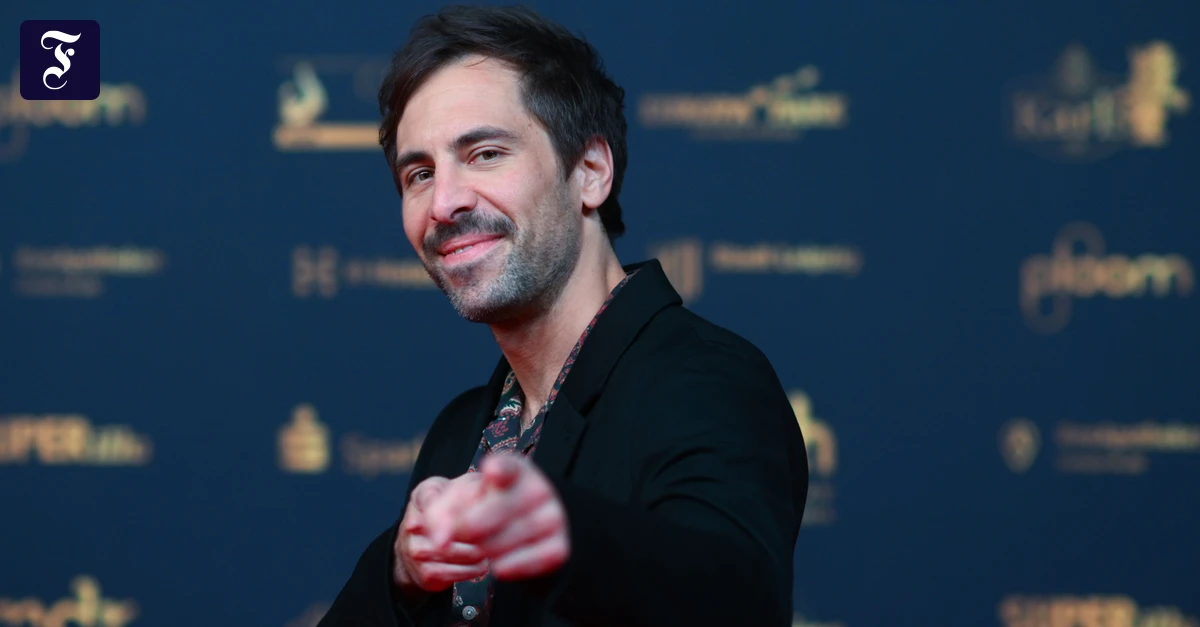 Neues von den Promis: Max Giesinger: Habe mir beim Kuhstreicheln Finger gebrochen