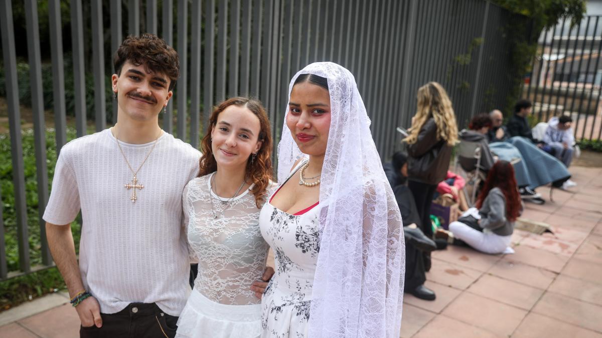 
                         Horas de cola para ver a Rosalía en Barcelona: organización improvisada y amistades de un día
                     