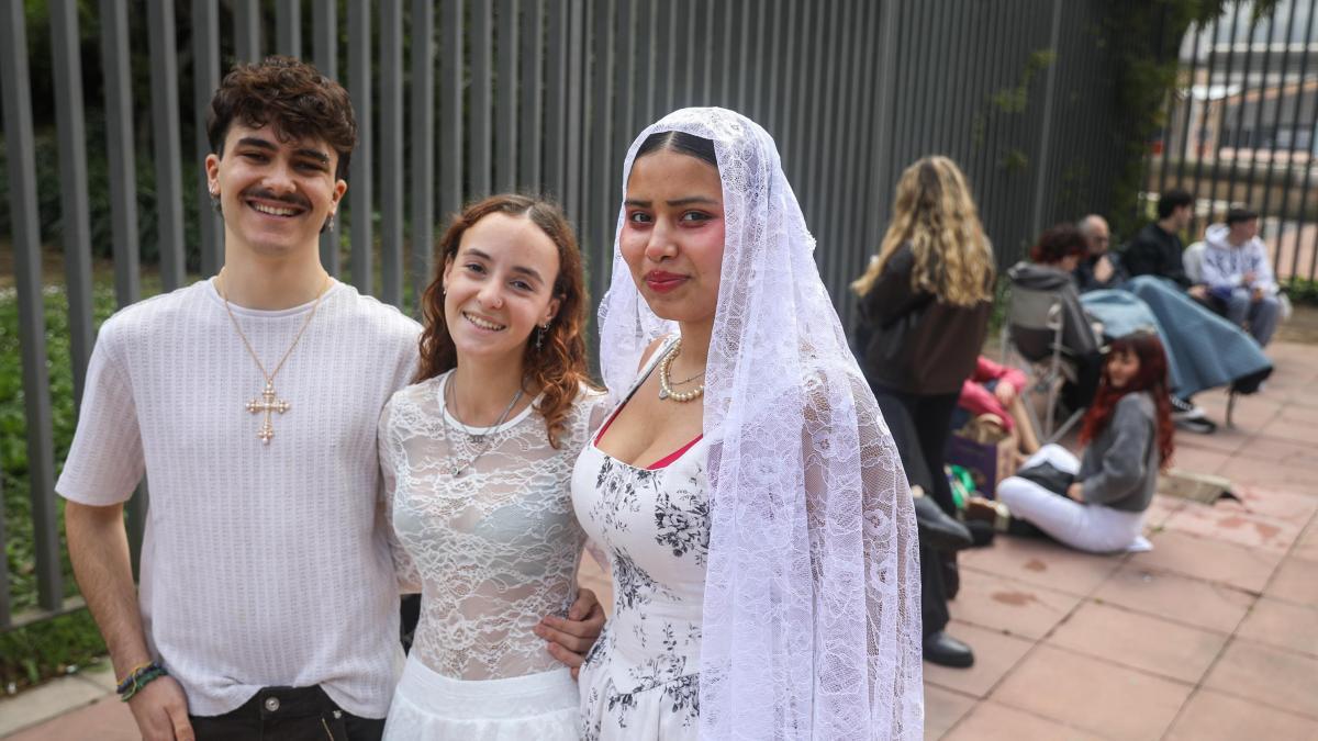 
                                                          La espera del concierto de la Rosalía, el Papa visita Argelia y más imágenes del día
                                                      