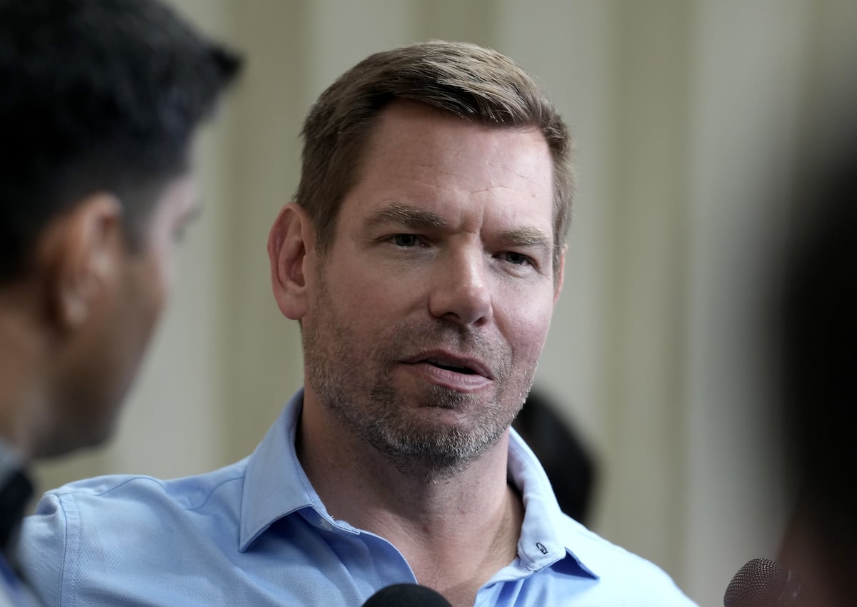 El congresista Eric Swalwell, candidato a gobernador de California, suspende su campaña tras denuncias de agresión sexual