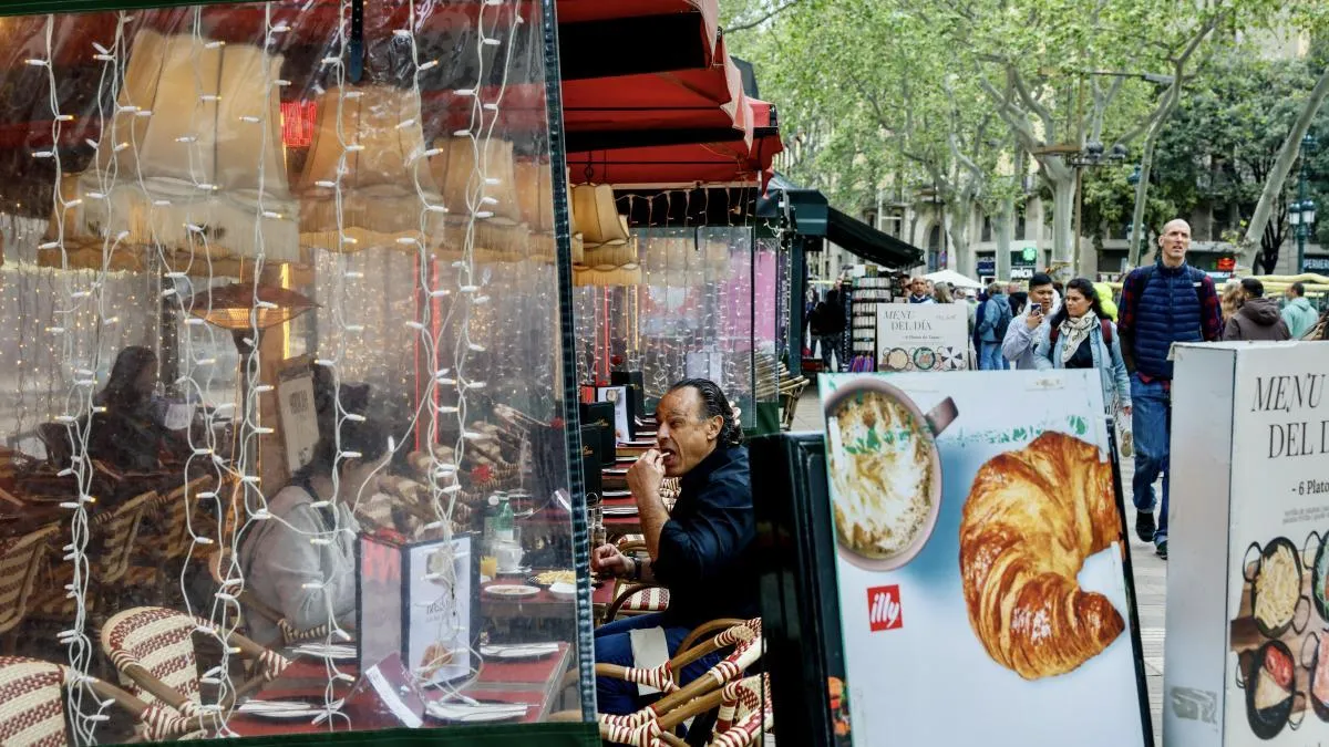 
                          La Rambla restringirá las pizarras, las fotos de paellas y las jarras de colores promocionales
                      