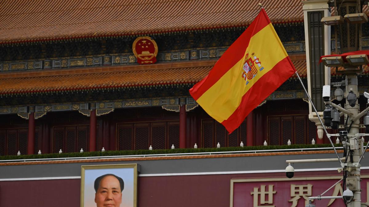 
                                                                Sánchez y la lección china
                                                            