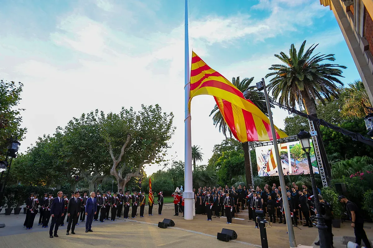 El Parlament ofrece pagar para no tener que izar ya la bandera de España como ha reclamado la Justicia