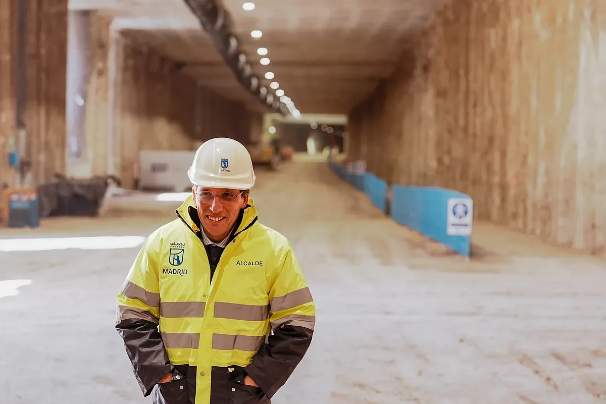 El túnel de Almeida bajo la A-5 va en hora, pero trata de sortear la crisis de suministros y las sorpresas: "Hay cables por todos sitios y a veces los planos no se corresponden con la realidad"