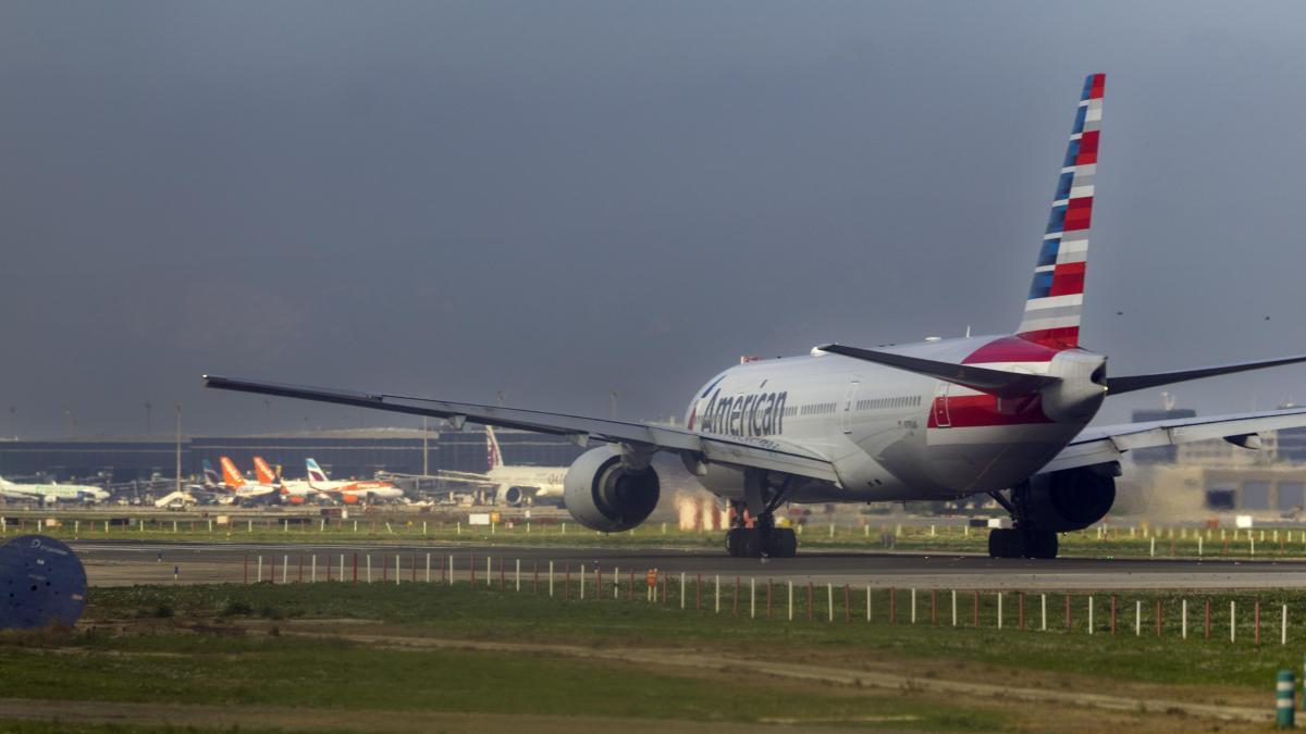 
                 Las aerolíneas activan planes de contingencia por riesgo de falta de fuel
             