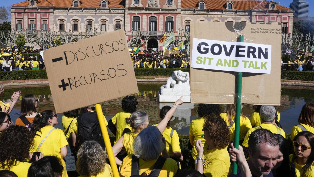 
                                         Los directores de escuela pública de Barcelona valoran dimitir en bloque
                                     