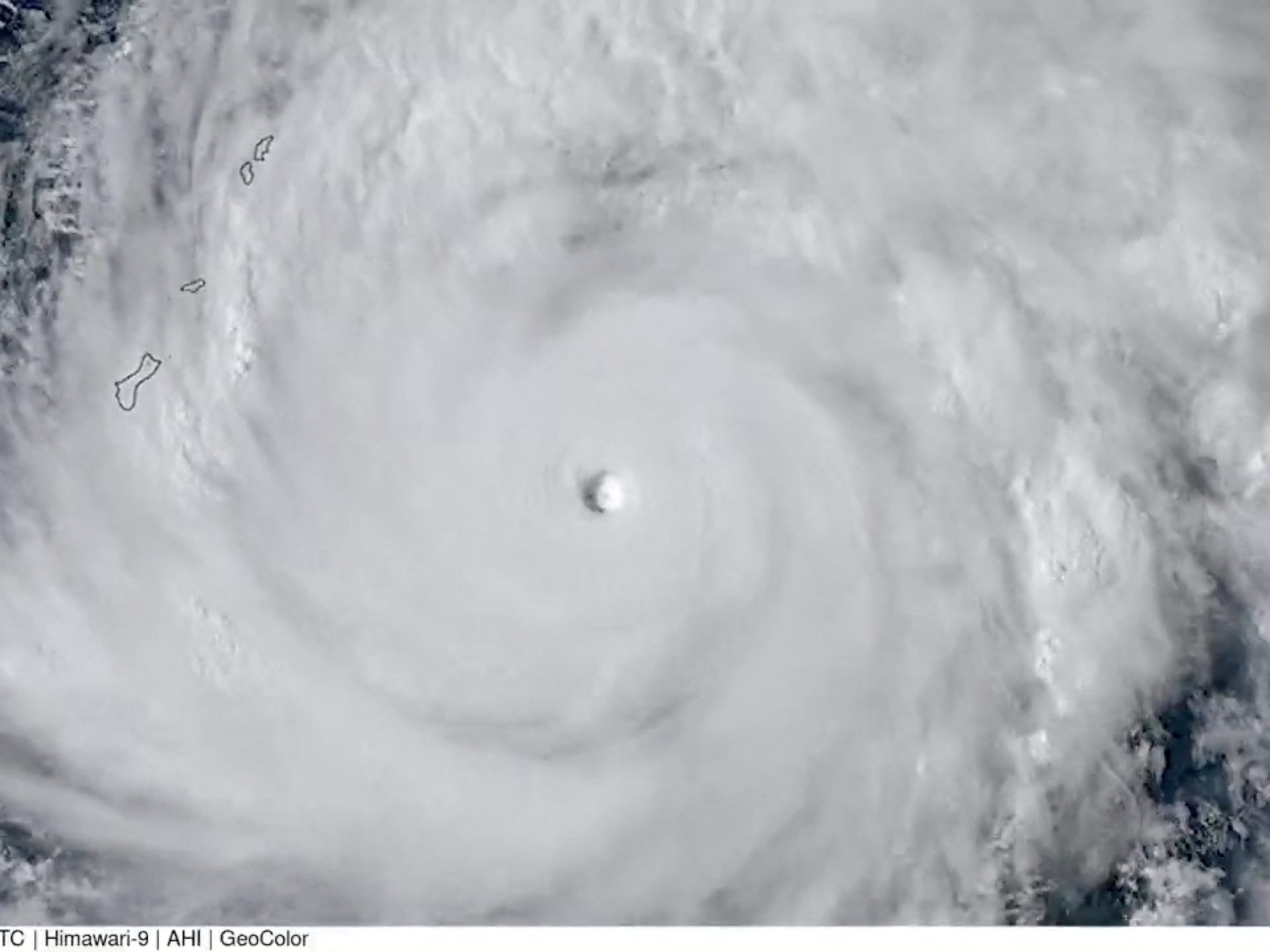 Super Typhoon Sinlaku bears down on Northern Mariana Islands, Guam