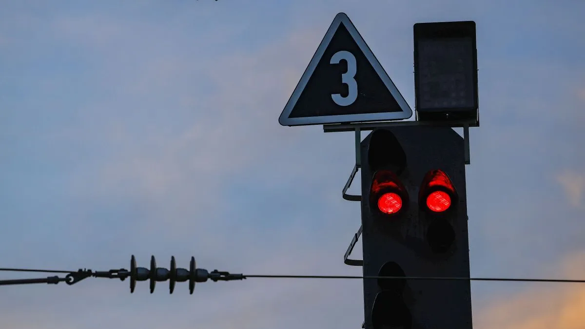 Gelsenkirchen: Unbekannte beschädigen Kabel – Bahnverkehr gestört