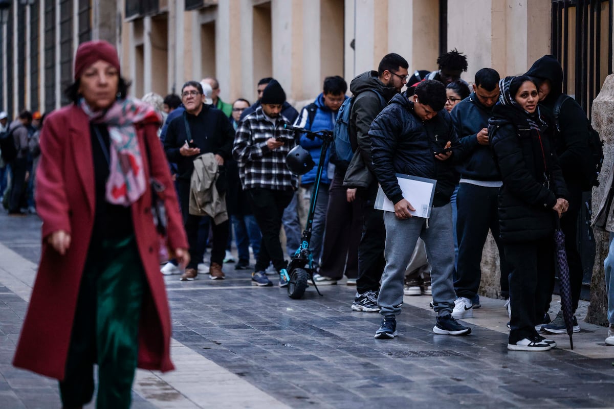 El Gobierno ayudará a los inmigrantes a certificar que carecen de antecedentes penales para que la regularización sea masiva  