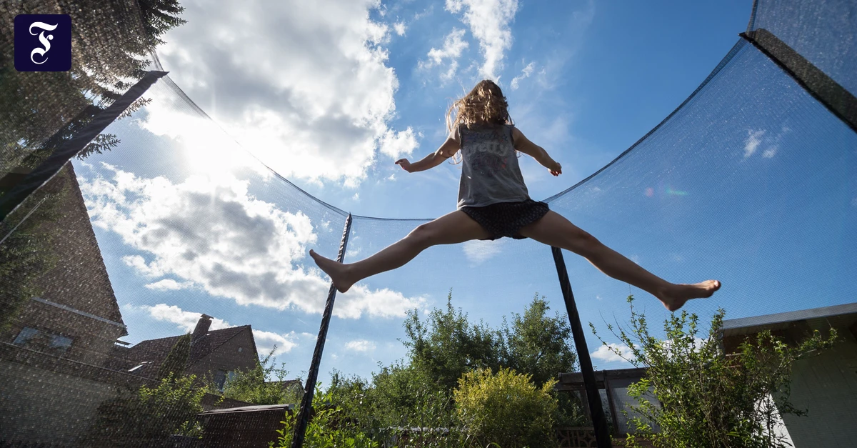 Trampolinturnen im Garten: Abenteuer, bitte hier entlang
