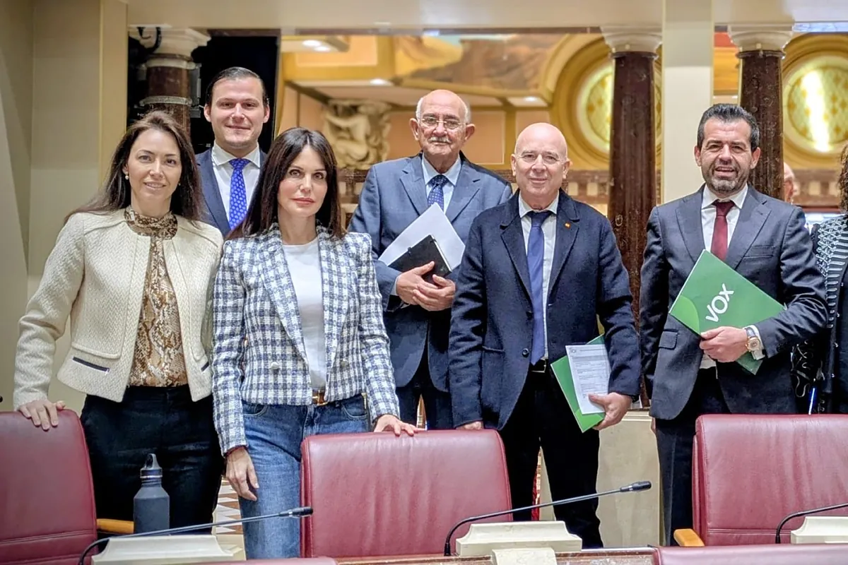 La diputada de Vox en Murcia que acudió con un burka a la Asamblea abandona el grupo parlamentario y se va al grupo mixto con Antelo