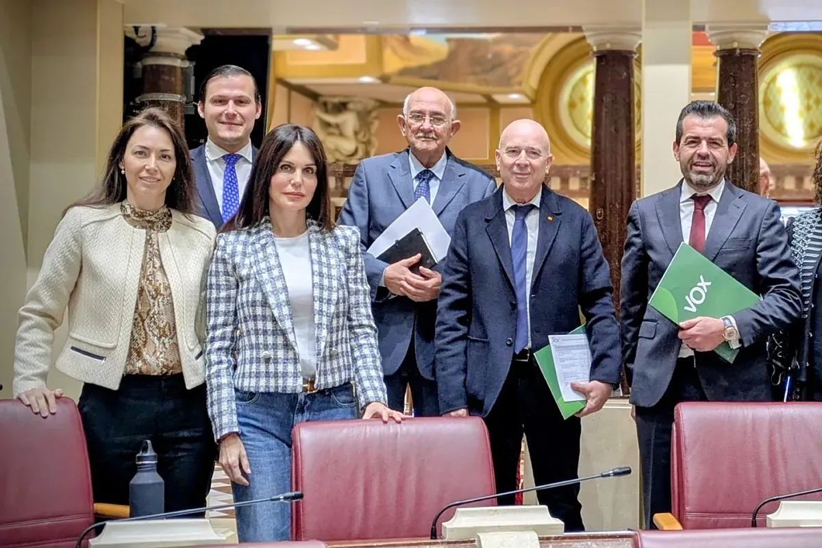 La diputada de Vox en Murcia que acudió con un burka a la Asamblea abandona el grupo parlamentario y se va al grupo mixto con Antelo