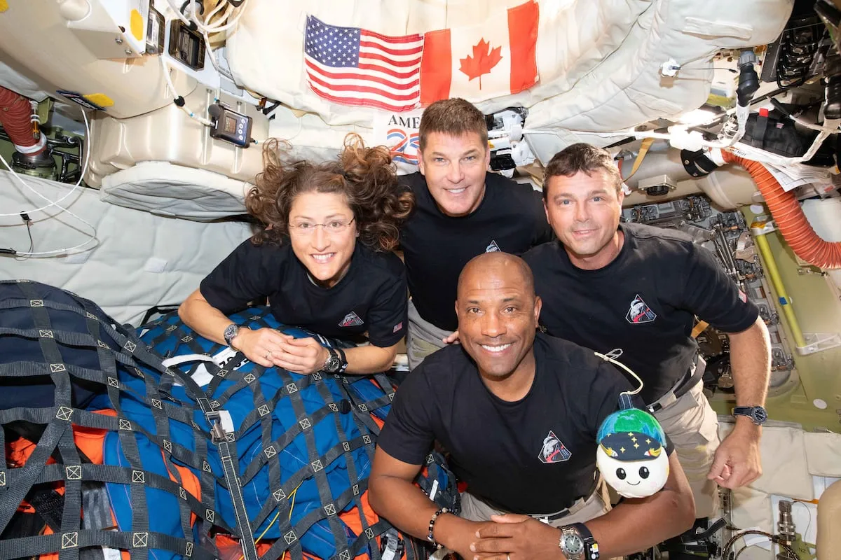 Las curiosidades de Artemis 2: un peluche astronauta, una editora de Wikipedia en el espacio y guiños de publicidad encubierta