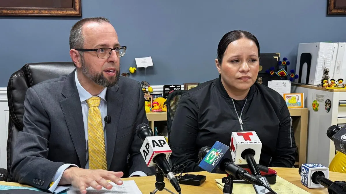 
                                                                    El ICE detiene a la salida del hospital al ciudadano al que disparó la semana pasada
                                                                
